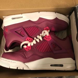 Only been wore once I don’t like the way they fit